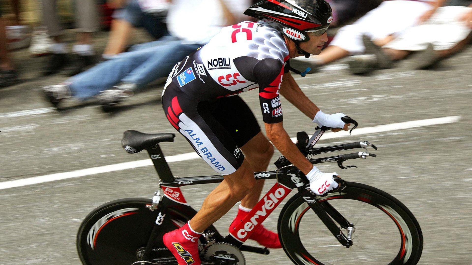 拜仁新星卡尔欧冠连场建功！四场三球缔造最年轻连续进球纪录，压倒巴萨天才亚马尔